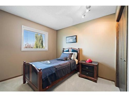 160 Douglas Woods Grove Se, Calgary, AB - Indoor Photo Showing Bedroom