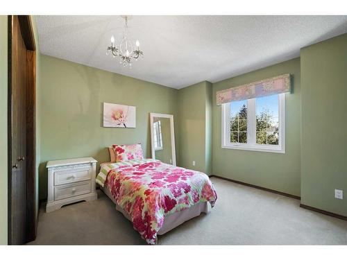 160 Douglas Woods Grove Se, Calgary, AB - Indoor Photo Showing Bedroom