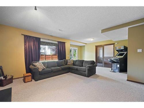 160 Douglas Woods Grove Se, Calgary, AB - Indoor Photo Showing Living Room