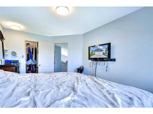 46 Anaheim Place Ne, Calgary, AB - Indoor Photo Showing Bedroom