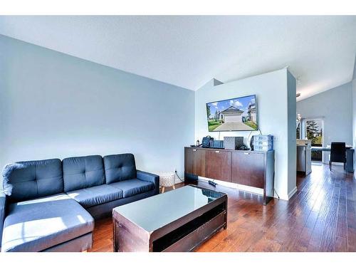 46 Anaheim Place Ne, Calgary, AB - Indoor Photo Showing Living Room