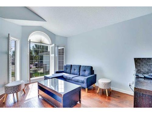 46 Anaheim Place Ne, Calgary, AB - Indoor Photo Showing Living Room