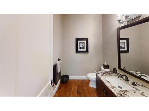 4628 Montgomery Avenue Nw, Calgary, AB - Indoor Photo Showing Bathroom