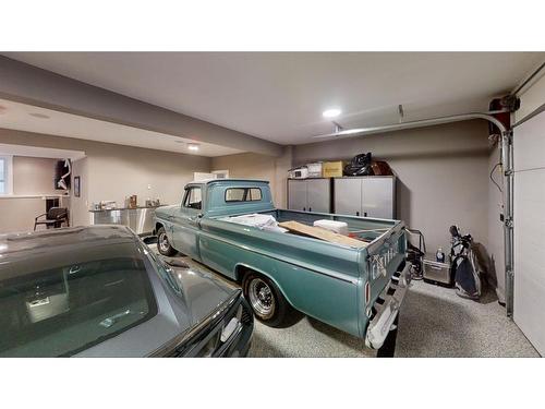 4628 Montgomery Avenue Nw, Calgary, AB - Indoor Photo Showing Garage