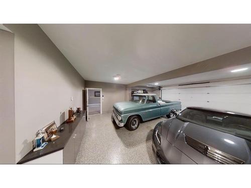 4628 Montgomery Avenue Nw, Calgary, AB - Indoor Photo Showing Garage