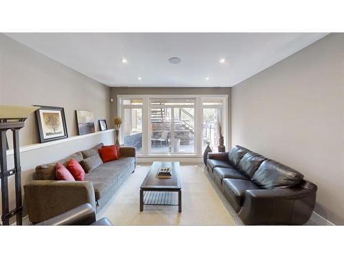 4628 Montgomery Avenue Nw, Calgary, AB - Indoor Photo Showing Living Room