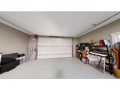 4628 Montgomery Avenue Nw, Calgary, AB - Indoor Photo Showing Garage