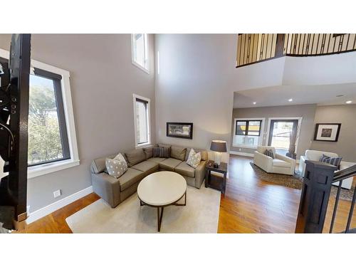 4628 Montgomery Avenue Nw, Calgary, AB - Indoor Photo Showing Living Room