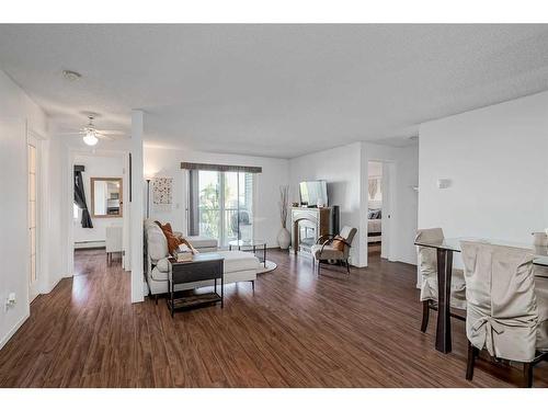 4407-1620 70 Street Se, Calgary, AB - Indoor Photo Showing Living Room