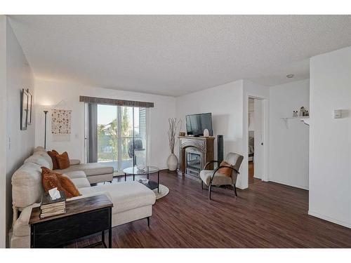 4407-1620 70 Street Se, Calgary, AB - Indoor Photo Showing Living Room