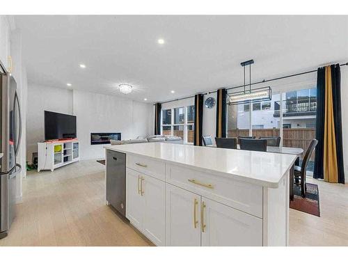 273 Ambleside Avenue Nw, Calgary, AB - Indoor Photo Showing Kitchen