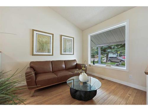 1711 Meadowlark Road Se, Airdrie, AB - Indoor Photo Showing Living Room