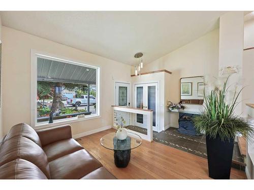 1711 Meadowlark Road Se, Airdrie, AB - Indoor Photo Showing Living Room