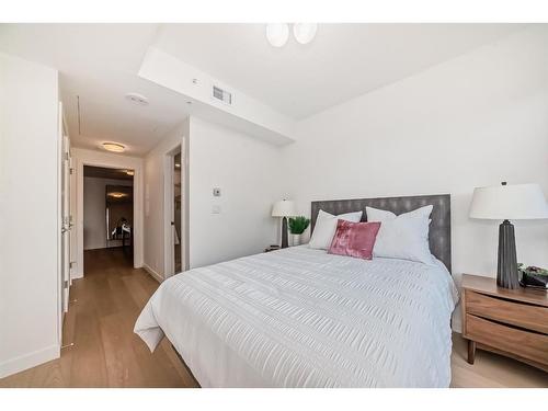 201-128 Waterfront Court Sw, Calgary, AB - Indoor Photo Showing Bedroom