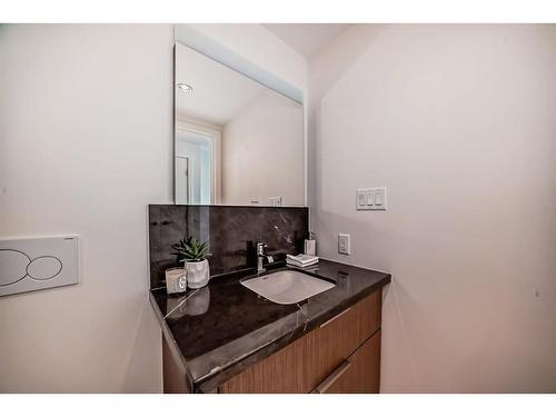 201-128 Waterfront Court Sw, Calgary, AB - Indoor Photo Showing Bathroom