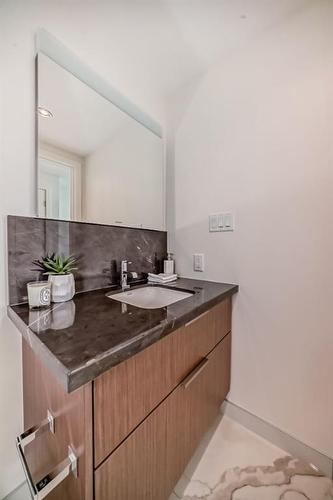 201-128 Waterfront Court Sw, Calgary, AB - Indoor Photo Showing Bathroom