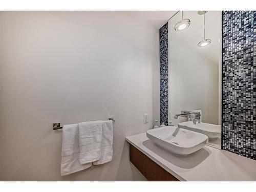 201-128 Waterfront Court Sw, Calgary, AB - Indoor Photo Showing Bathroom