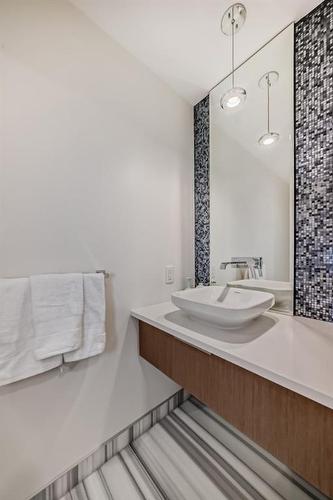 201-128 Waterfront Court Sw, Calgary, AB - Indoor Photo Showing Bathroom