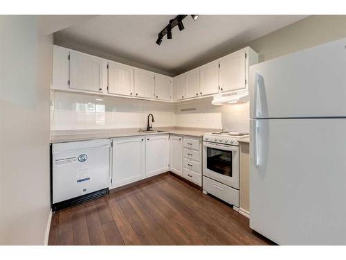 6-4312 75 Street Nw, Calgary, AB - Indoor Photo Showing Kitchen