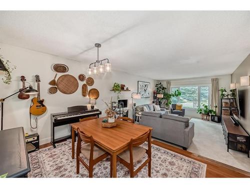 96 Glenhill Drive, Cochrane, AB - Indoor Photo Showing Living Room