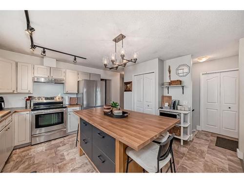 96 Glenhill Drive, Cochrane, AB - Indoor Photo Showing Kitchen