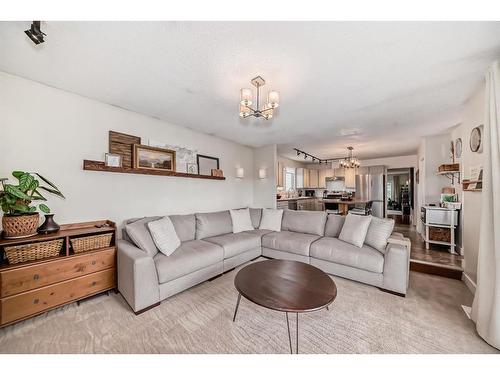 96 Glenhill Drive, Cochrane, AB - Indoor Photo Showing Living Room