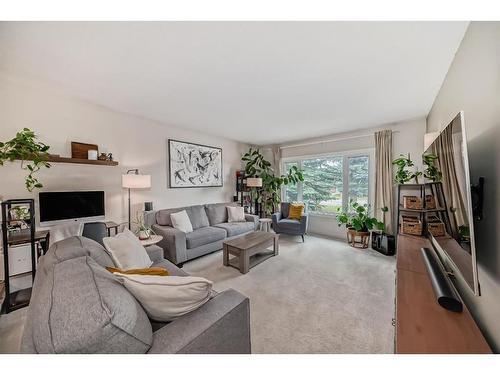 96 Glenhill Drive, Cochrane, AB - Indoor Photo Showing Living Room