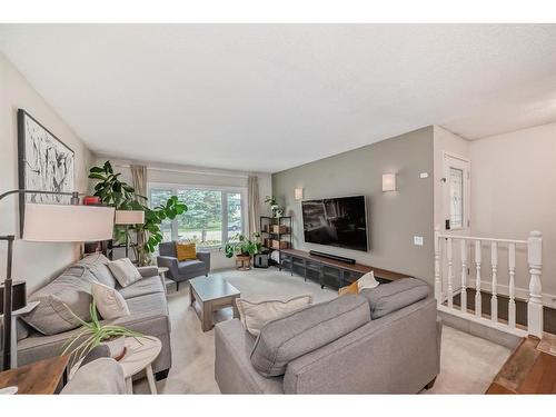 96 Glenhill Drive, Cochrane, AB - Indoor Photo Showing Living Room