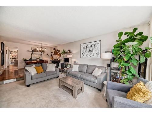 96 Glenhill Drive, Cochrane, AB - Indoor Photo Showing Living Room