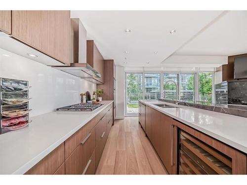 103-128 Waterfront Court Sw, Calgary, AB - Indoor Photo Showing Kitchen