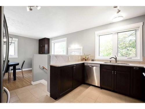 26 Wimbledon Crescent Sw, Calgary, AB - Indoor Photo Showing Kitchen