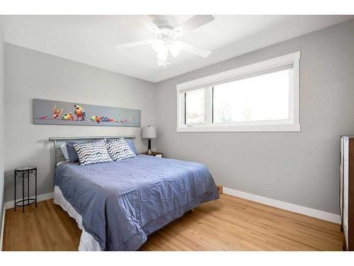 26 Wimbledon Crescent Sw, Calgary, AB - Indoor Photo Showing Bedroom