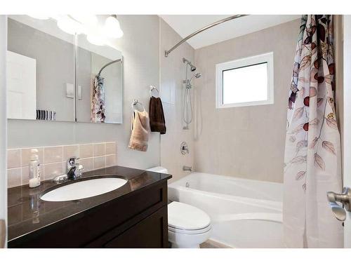 26 Wimbledon Crescent Sw, Calgary, AB - Indoor Photo Showing Bathroom