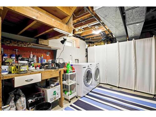 26 Wimbledon Crescent Sw, Calgary, AB - Indoor Photo Showing Laundry Room