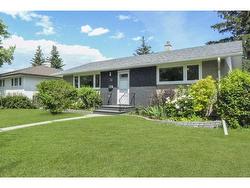 26 Wimbledon Crescent SW Calgary, AB T3C 3H7