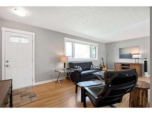 26 Wimbledon Crescent Sw, Calgary, AB - Indoor Photo Showing Living Room