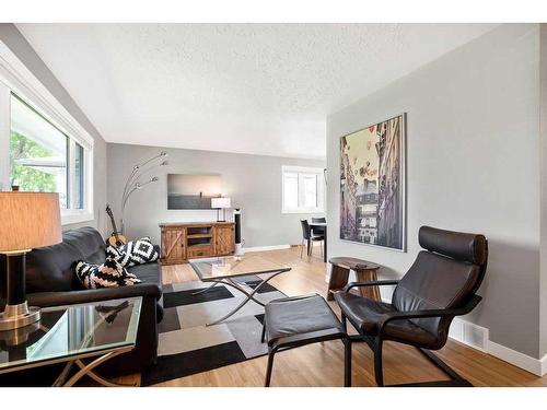 26 Wimbledon Crescent Sw, Calgary, AB - Indoor Photo Showing Living Room