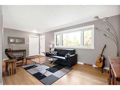 26 Wimbledon Crescent Sw, Calgary, AB - Indoor Photo Showing Living Room