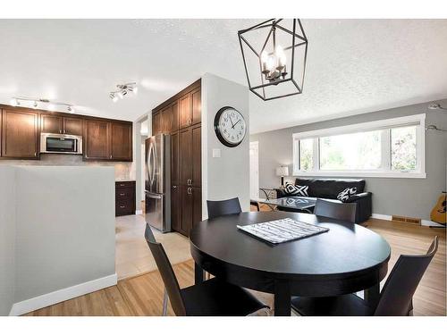 26 Wimbledon Crescent Sw, Calgary, AB - Indoor Photo Showing Dining Room