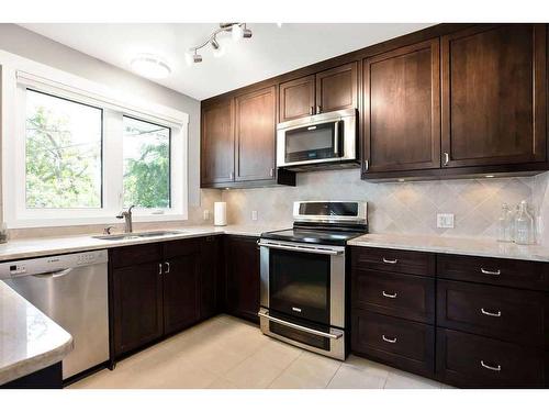 26 Wimbledon Crescent Sw, Calgary, AB - Indoor Photo Showing Kitchen