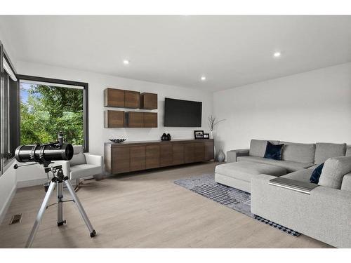 3-408 13Th Street Nw, Calgary, AB - Indoor Photo Showing Living Room