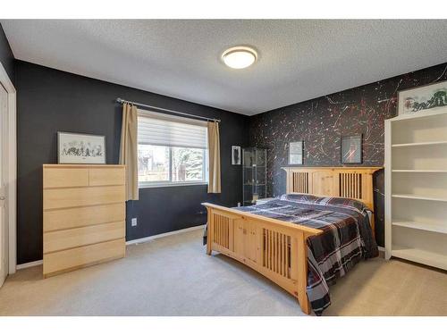 130 Edgeridge Circle Nw, Calgary, AB - Indoor Photo Showing Bedroom