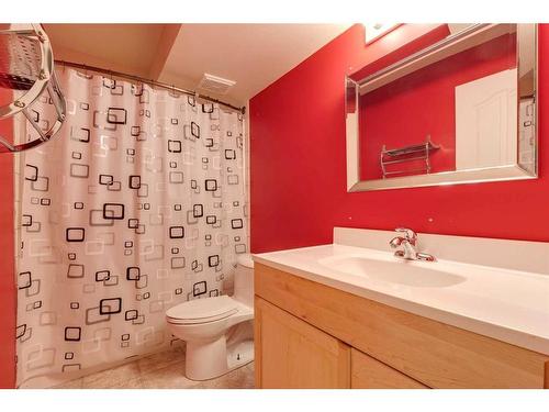 130 Edgeridge Circle Nw, Calgary, AB - Indoor Photo Showing Bathroom