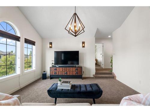 128 Elgin Estates Park Se, Calgary, AB - Indoor Photo Showing Living Room