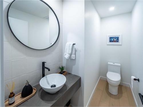 2909 22 Street Sw, Calgary, AB - Indoor Photo Showing Bathroom