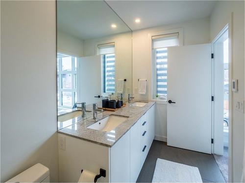 2909 22 Street Sw, Calgary, AB - Indoor Photo Showing Bathroom