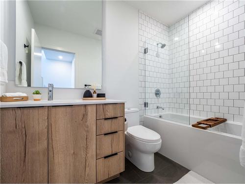 2909 22 Street Sw, Calgary, AB - Indoor Photo Showing Bathroom