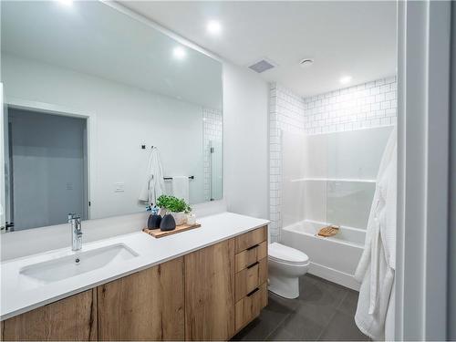 2909 22 Street Sw, Calgary, AB - Indoor Photo Showing Bathroom