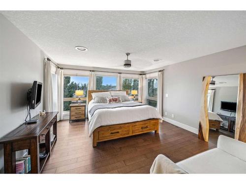 7029 Strathridge Gate Sw, Calgary, AB - Indoor Photo Showing Bedroom