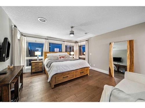 7029 Strathridge Gate Sw, Calgary, AB - Indoor Photo Showing Bedroom